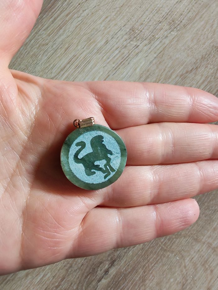 Médaille pendentif en jade nephrite motif animal