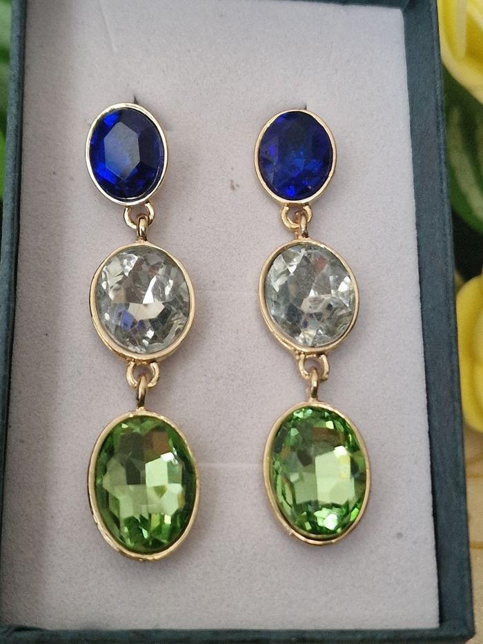 Trés jolies boucles d’oreilles incrustées cristaux - photo numéro 2