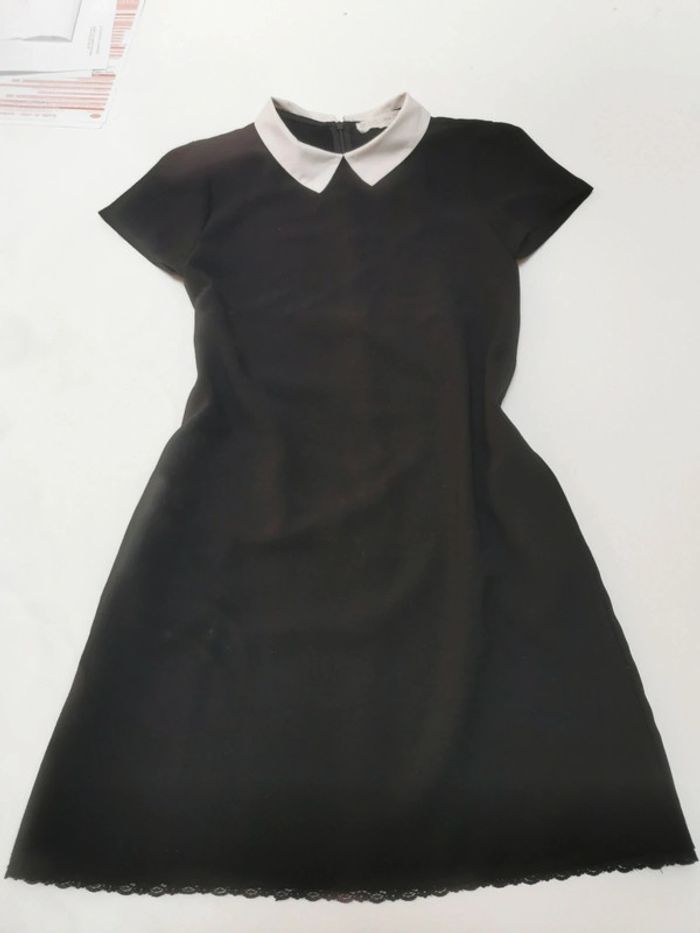 Robe noir droite à col blanc