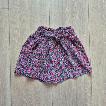 Très joli short jupe fluide a fleur. Fille 6 ans. Marque 
