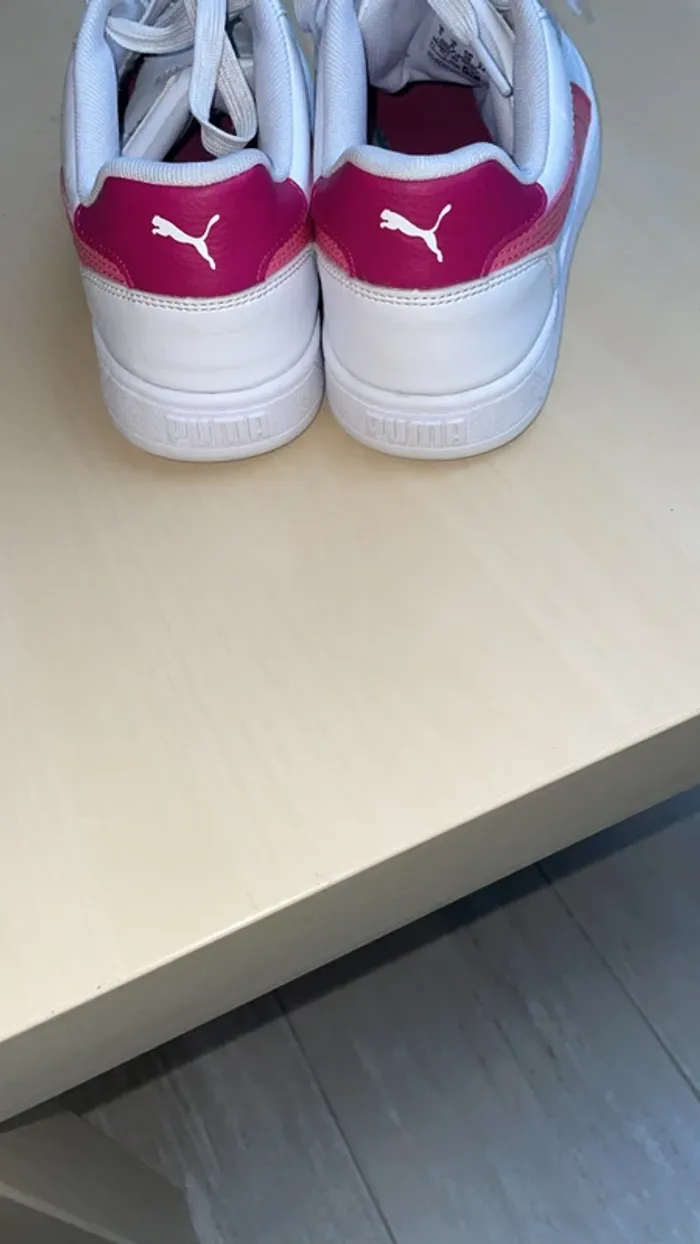 Baskets Puma blanches écriture fuchsia - photo numéro 3