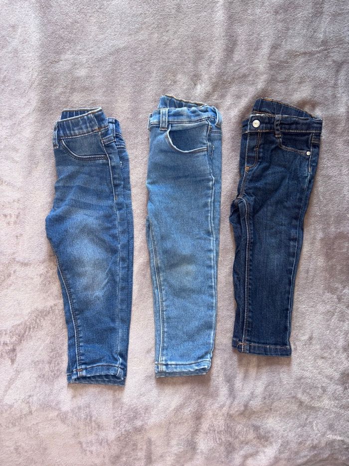Lot de 3 jeans bébé 18 mois en très bon état