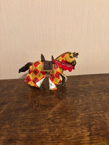 Figurine Papo cheval marron fleur de lys jaune et rouge
