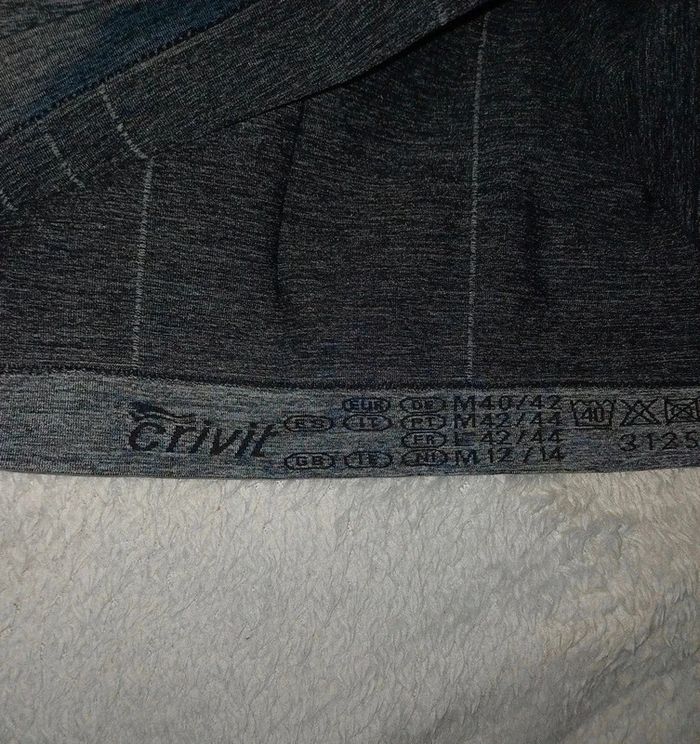 Débardeur sportif avec trous d'aération
Taille eur: M 40/42, fr: L 42/44 neuf jamais porté. - photo numéro 4