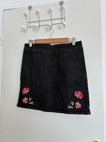 Jupe noire en jean avec broderie fleur Eldys – Taille 38 – Très bon état