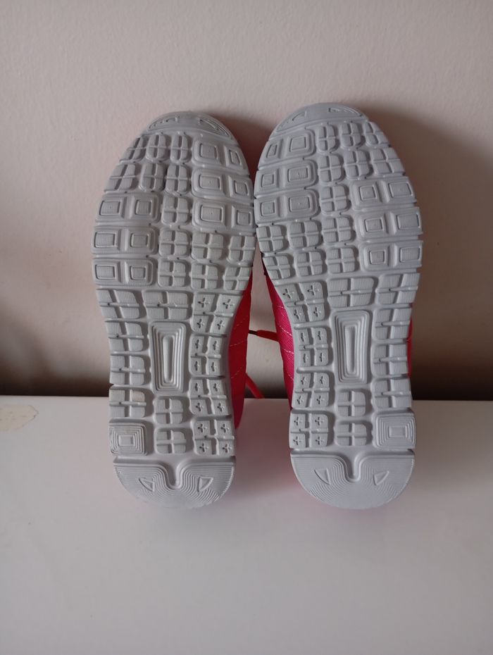 Baskets P31 . Avec lacets  . Tissu rose  et semelles extérieures grises . Parfait état . - photo numéro 10