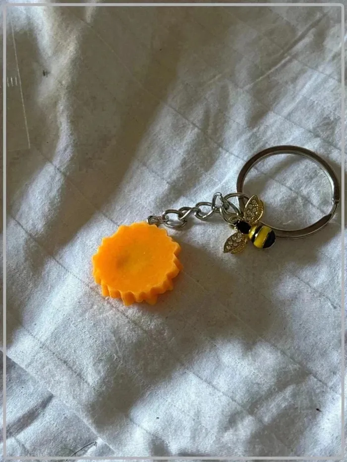 Porte clef tournesol et abeille neuf - photo numéro 3