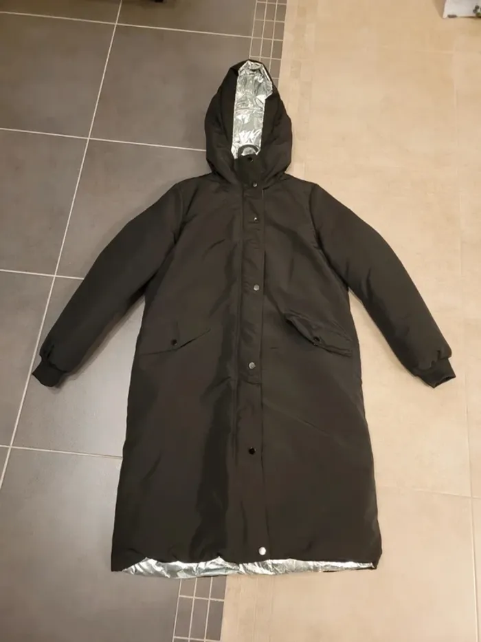 Doudoune à capuche réversible noir et argent neuve taille 2