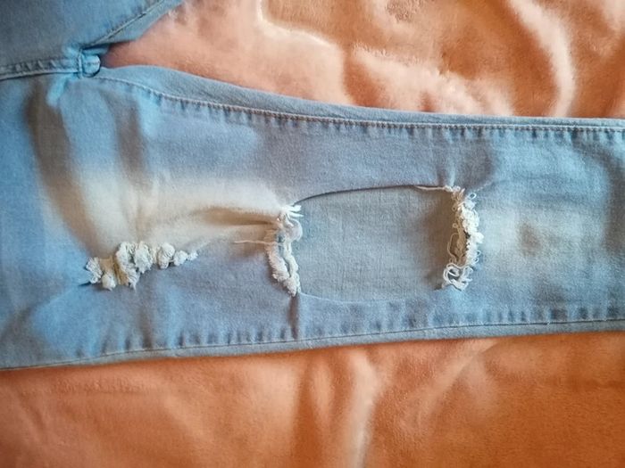 Jeans troué bleu clair - photo numéro 2