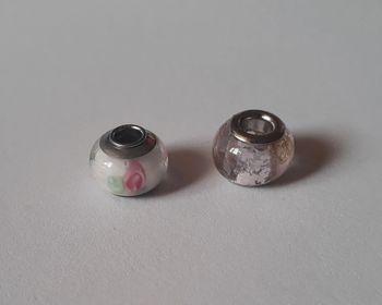 Charms perles blanche à motif et pailleté