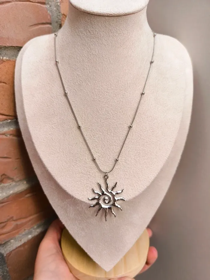Collier argenté avec billes et soleil - photo numéro 6