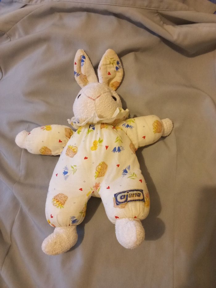 doudou peluche Ajena lapin blanc crème vintage ancien posture debout marque Ajena nez brodé fil roses yeux noirs durs plastique tissu chiffon fleuri floral fleurs - photo numéro 8