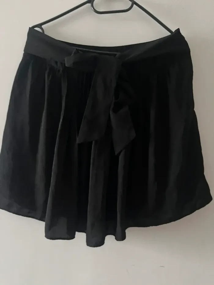 Jupe noire Camaïeu – Taille 40 – Élégante avec nœud