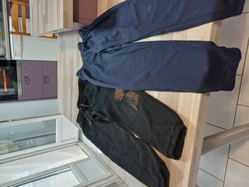 2 pantalons de jogging filles Taille 8 ans