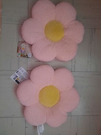 2 coussins fleurs neuf