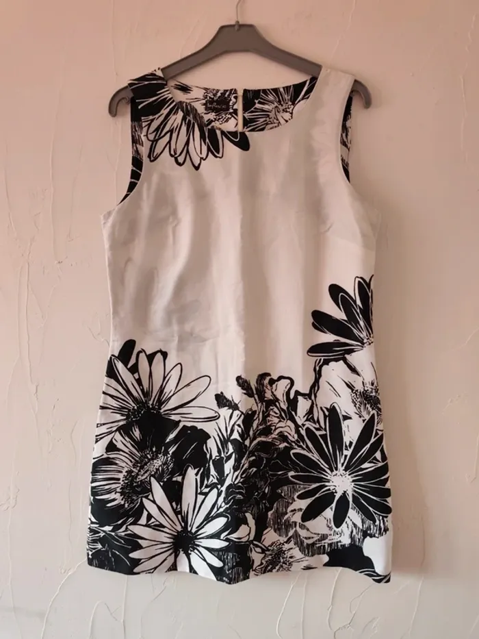 Magnifique robe influx noire et blanche taille 40