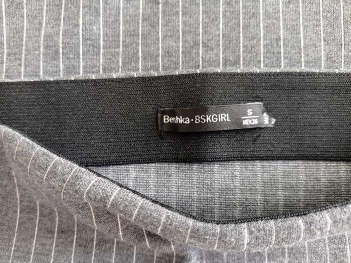 JUPE BERSHKA grise et rayée blanche. - photo numéro 3
