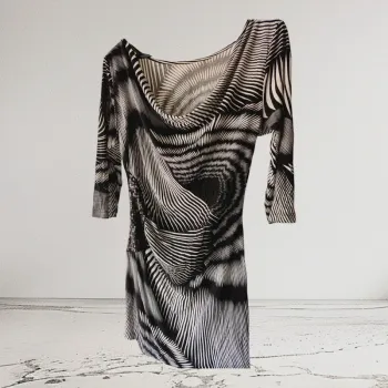 T shirt long gris et noir avec strass sur le côté