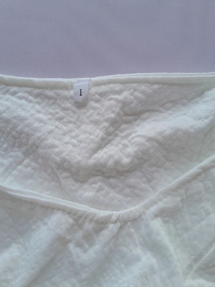 Jolie robe neuve courte  manche bouffante cintrée à la taille tissus style nid d abeille taille 1 - photo numéro 4