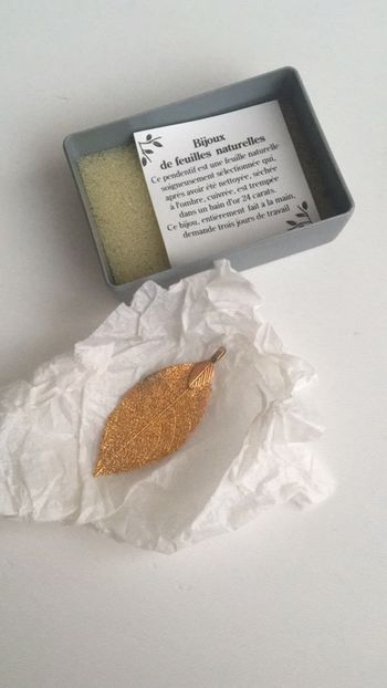 Pendentif feuille dorée à l’or