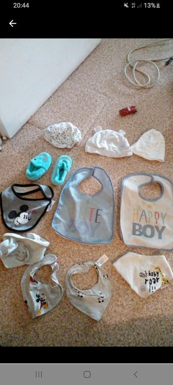 Lot bavoir bonnet chausson