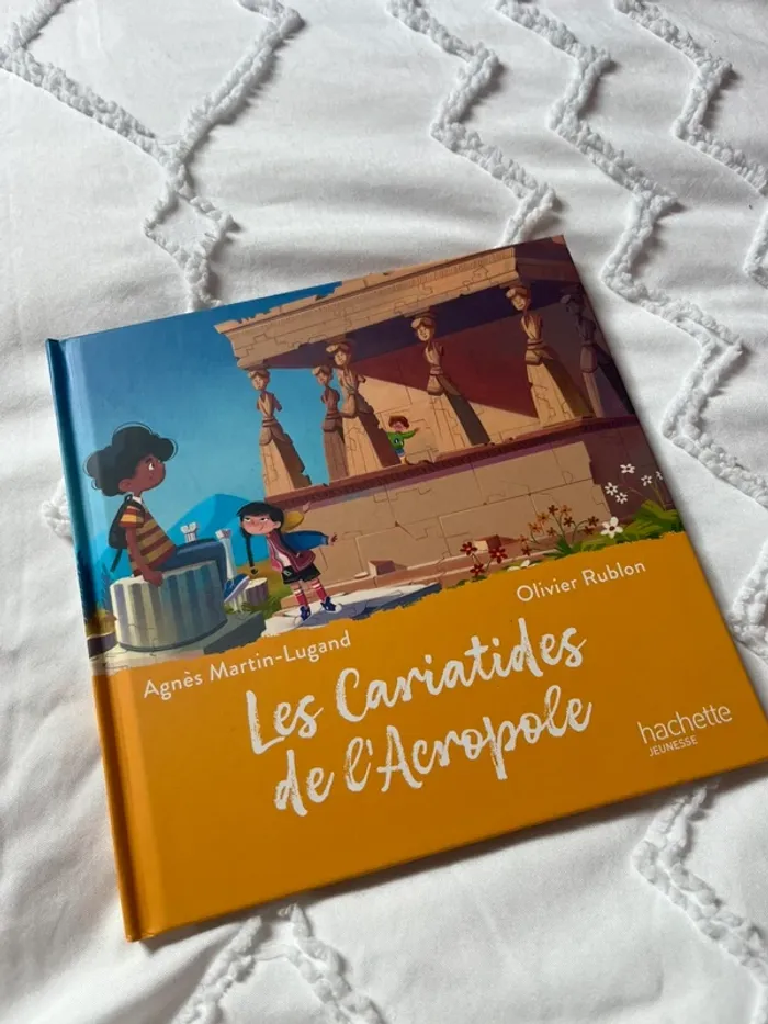 livre hachette jeunesse les cariatides de l’acropole