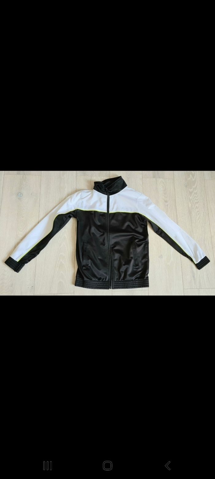 Veste de jogging  blanche et noire comme neuve 10-12 ans