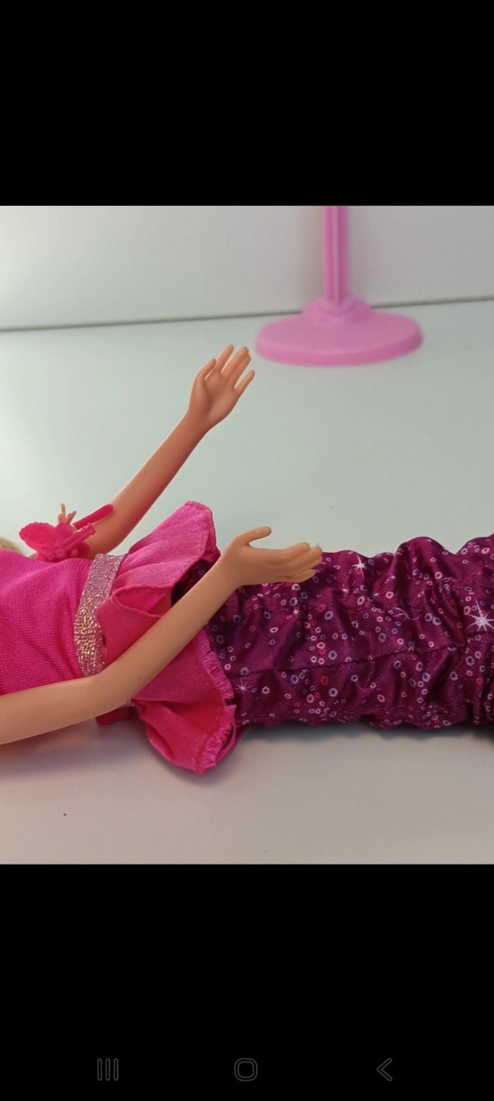 Poupée mattel barbie Secret des Fées 
En tirant sur la ficelle à l'arrière de la Poupée elle se change. - photo numéro 7