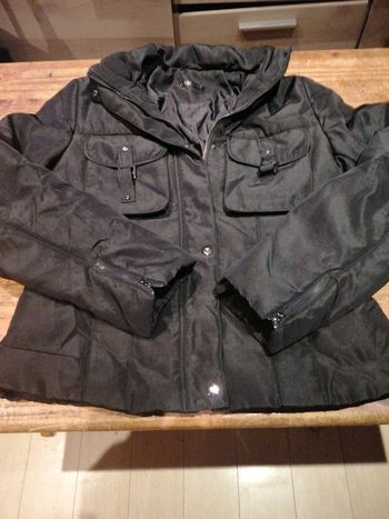 Veste a capuche dans le col