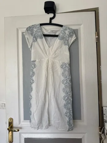 Jolie robe fluide décolletée avec joli dessin promod 38