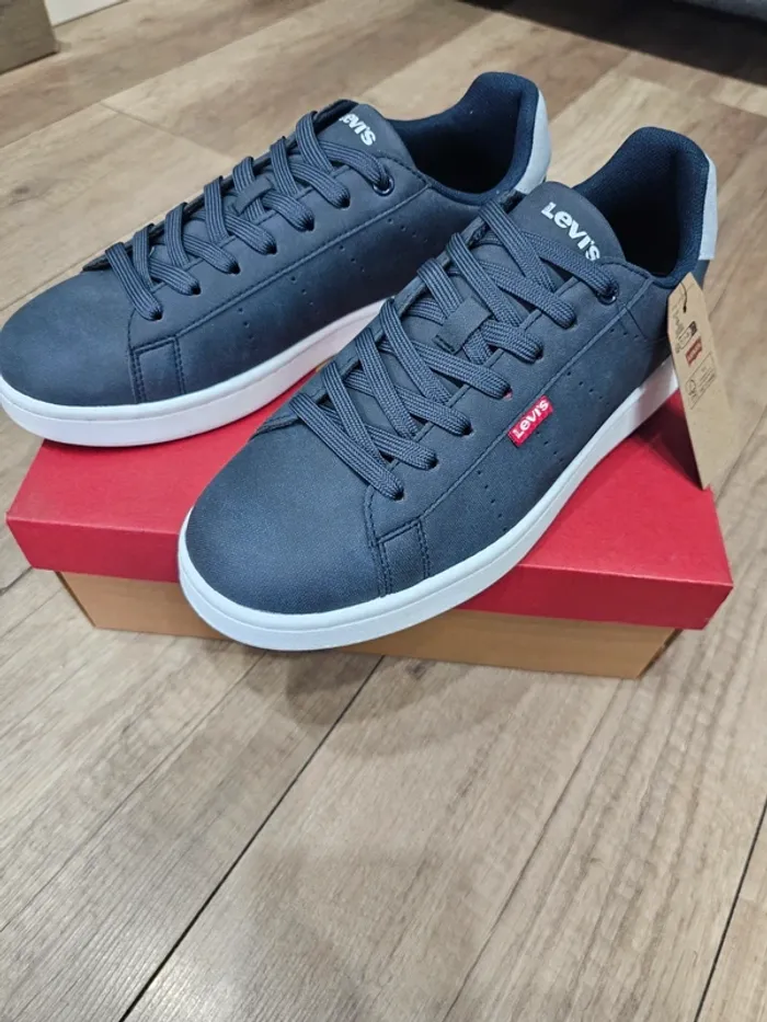 Très belles baskets garçon,  marque Levi's,  bleu marine, pointure 39 - photo numéro 2