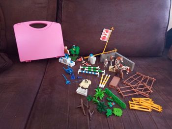 Lot Vrac Murs, Barrières, Végétaux, Chevaux "Playmobil" dans petite Valisette