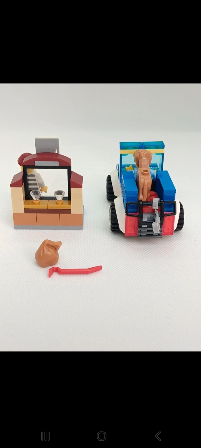 Figurine LEGO city 60241 L’unité cynophile de la Police
Complet - photo numéro 6