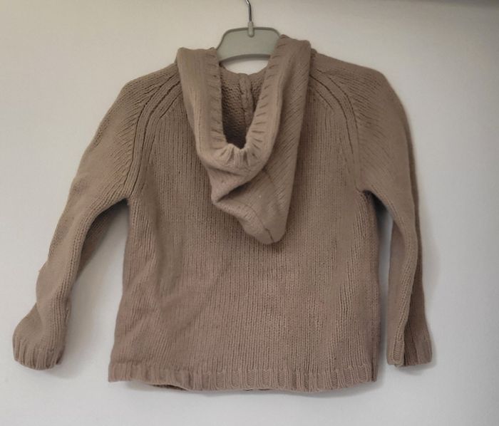 Gilet beige avec une capuche  100% laine de mérinos de la marque Bonpoint - photo numéro 2