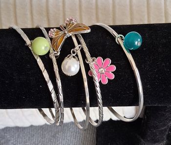 5 bracelets avec breloque