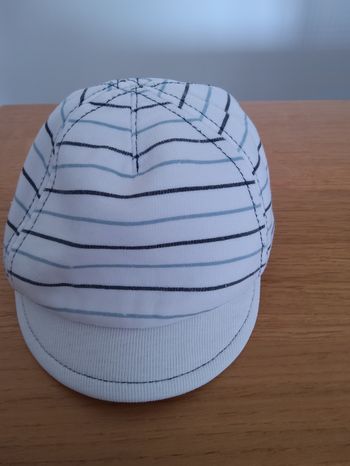 Casquette blanche à rayyures