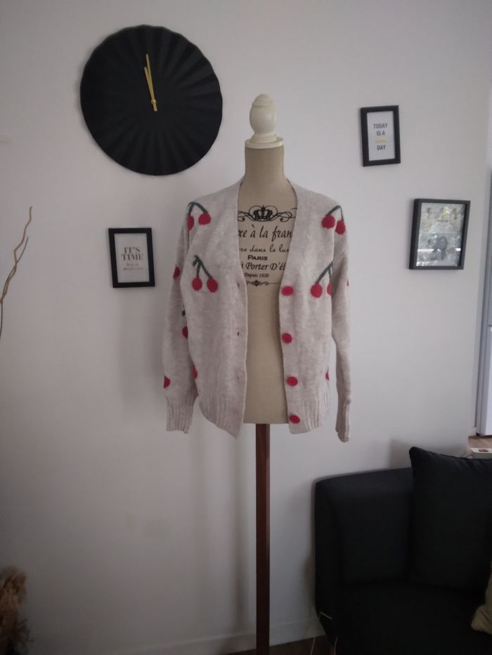 Gilet beige avec des cerises neuf. 13€ au lieu de 36€ - photo numéro 3