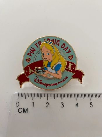Disney Disneyland Paris Alice wonderland pays merveilles trading day