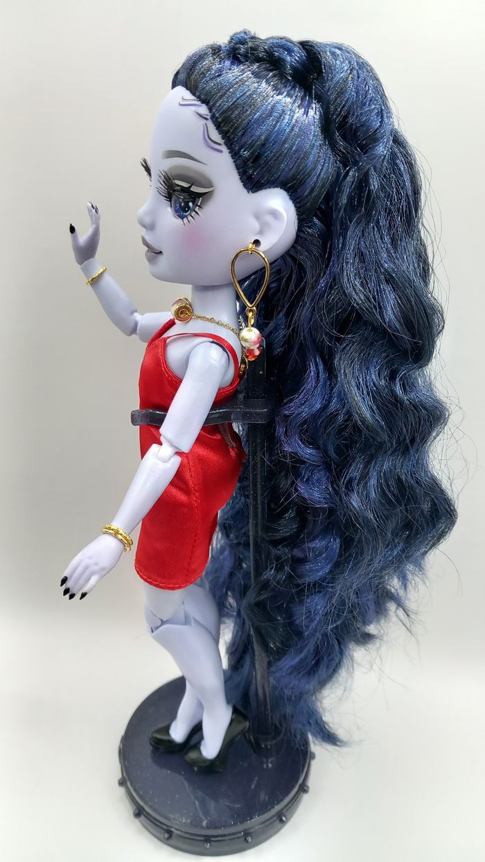 Poupée shadow high rainbow Reina Glitch avec plusieurs tenues et accessoires - photo numéro 3