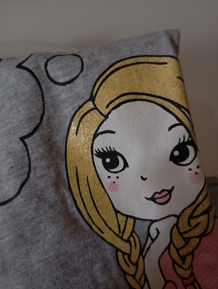 Tee-shirt manches longues. 9/10 ans. 134/140 cm. Coton gris clair chiné. Dessins avec paillettes. État neuf - photo numéro 7