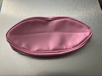 Jolie trousse vernie en forme de bouche rose
