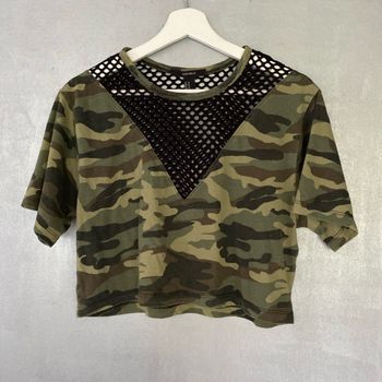 T-shirt court avec imprimé camouflage kaki et treillis noir taille M
