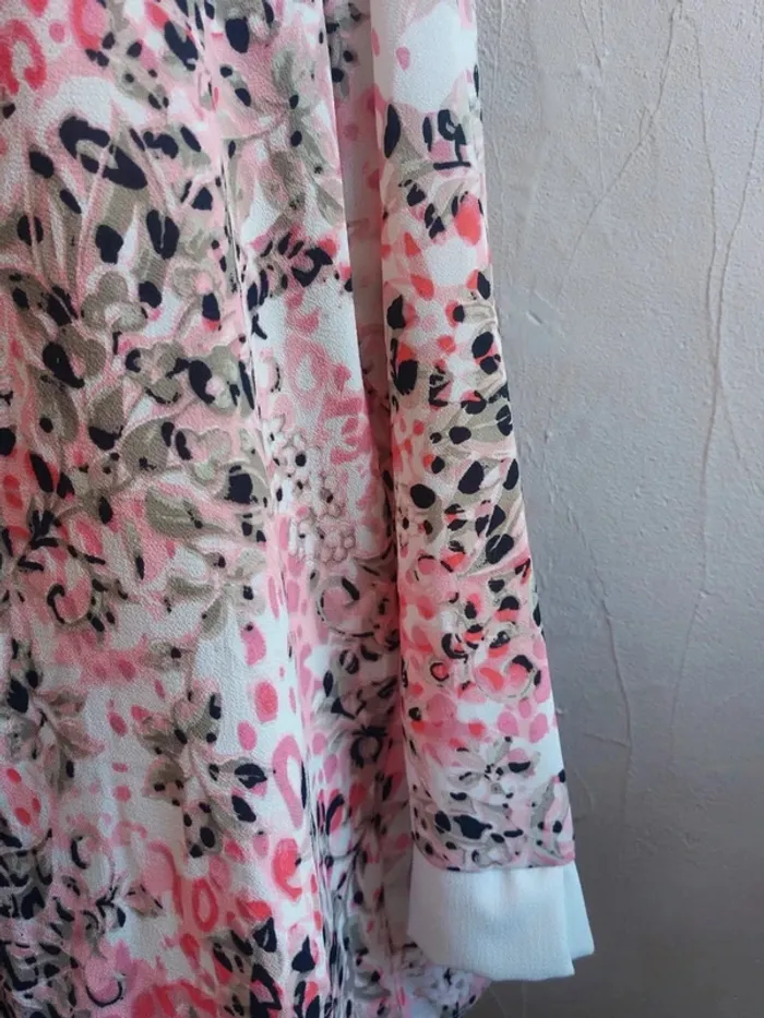 Blouse fleurie avec col blanc Taille 46/48 - photo numéro 3