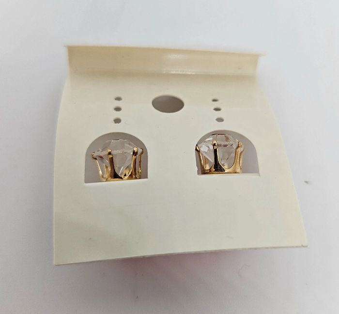 Paire de boucles d'oreilles.
Neuve. - photo numéro 4
