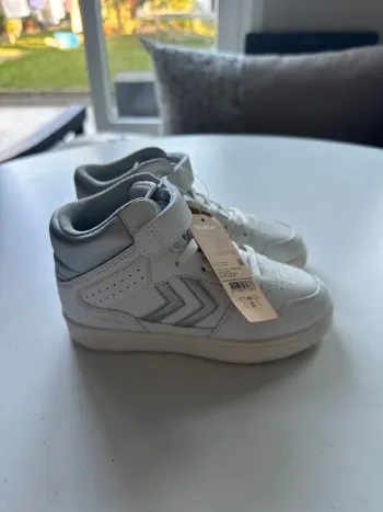 Baskets montantes Hummel blanches et argent – Taille 30 – Neuves étiquette