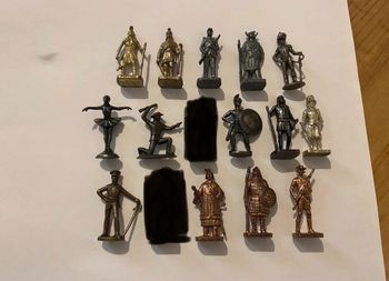 Lot de 14 figurines en métal kinder surprise dont ballerine et cow-boy