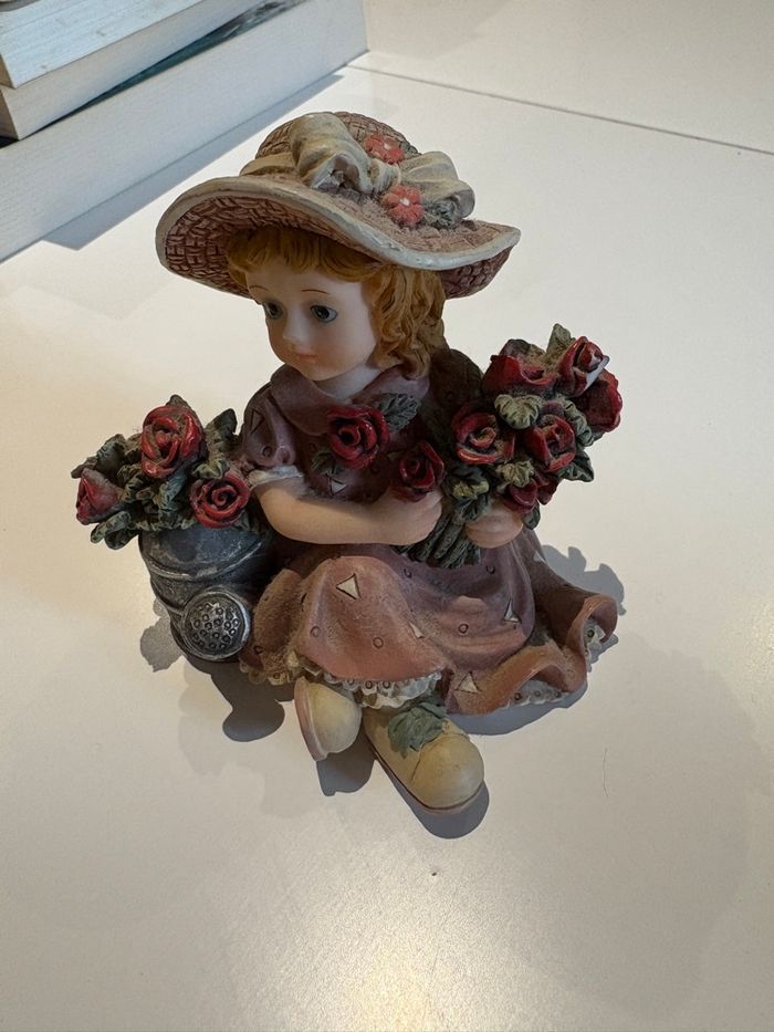 Figurine de décoration petite fille avec des fleurs