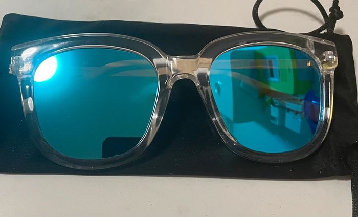 Lunette de soleil - photo numéro 2