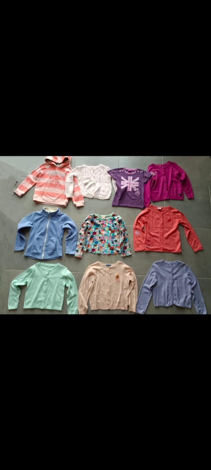 Lot de gilets, sweat, veste polaire fille en 5 ans