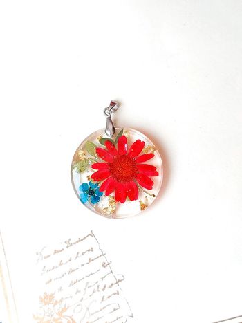 Magnifique pendentif en résine rond fleurs séchées